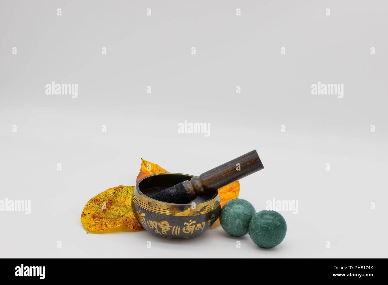 Toujours la vie de tranquillité avec le bol de chant, les boules de médecine et les feuilles d'automne. Banque D'Images