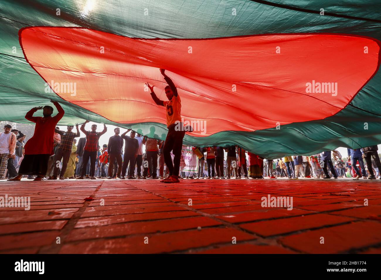 Savar, Bangladesh.16th décembre 2021.Les gens brandisent des drapeaux nationaux alors qu'ils se rassemblent pour rendre hommage au mémorial national des martyrs de la guerre d'indépendance de 1971 pour célébrer le jour de la victoire de 50th, qui marque la fin d'une guerre amère d'indépendance de neuf mois à Savar, le 16 décembre 2021.Le Bangladesh célèbre le 50th anniversaire de sa victoire nationale, en rappelant les vaillants combattants de la liberté qui ont combattu et fait le sacrifice ultime pour libérer le pays des forces pakistanaises.Les gens de tous les milieux ont commencé à se rassembler au Monument commémoratif du Canada dès le matin Banque D'Images