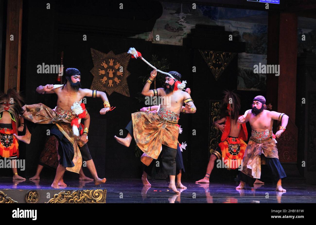 Photo Editorial, Taman Mini Indah Indonesia, East Java Pavilion ou Anjungan, 28 novembre 2021, Ponorogo Dance and Theatre Suryo Sumirat Bumi Ponorogo, Banque D'Images