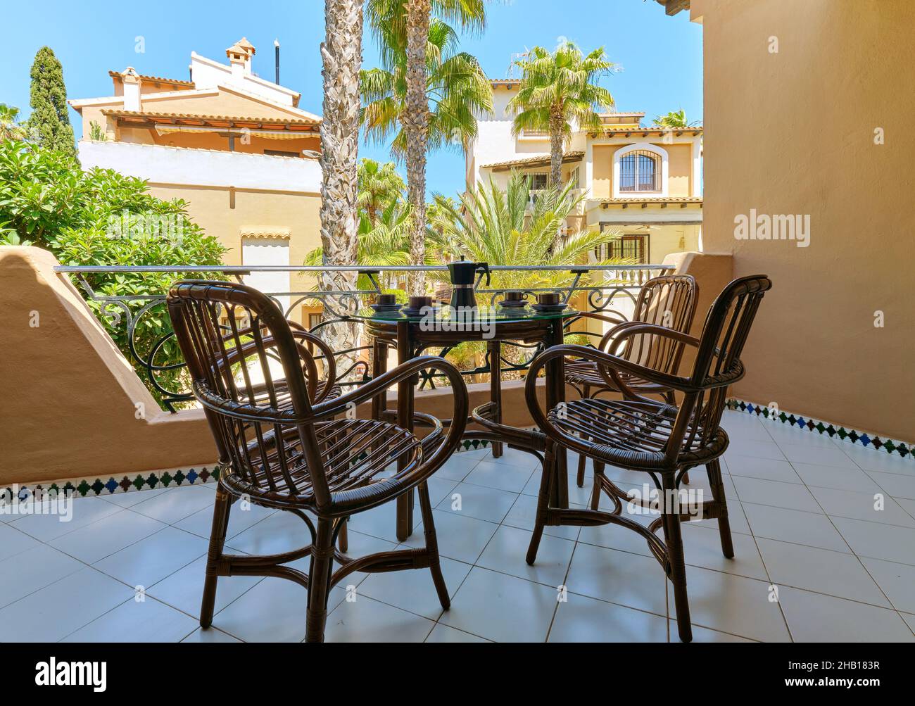 Chaises hicker et table avec préparé pour le petit déjeuner Moka pot avec café fraîchement préparé et tasses sur la maison résidentielle terrain mitoyen avec v pittoresque Banque D'Images