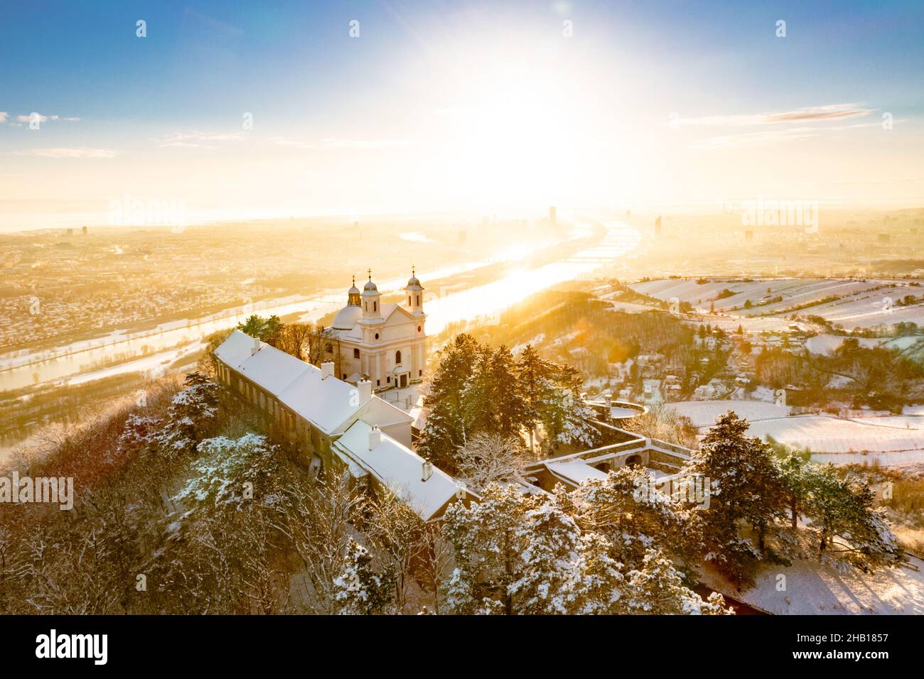 Wien, Hauptstadt von Österreich.Leopoldsberg im Wienerwald mit Schnee im Winter.Luftbild zur Stadt und Donau. Banque D'Images