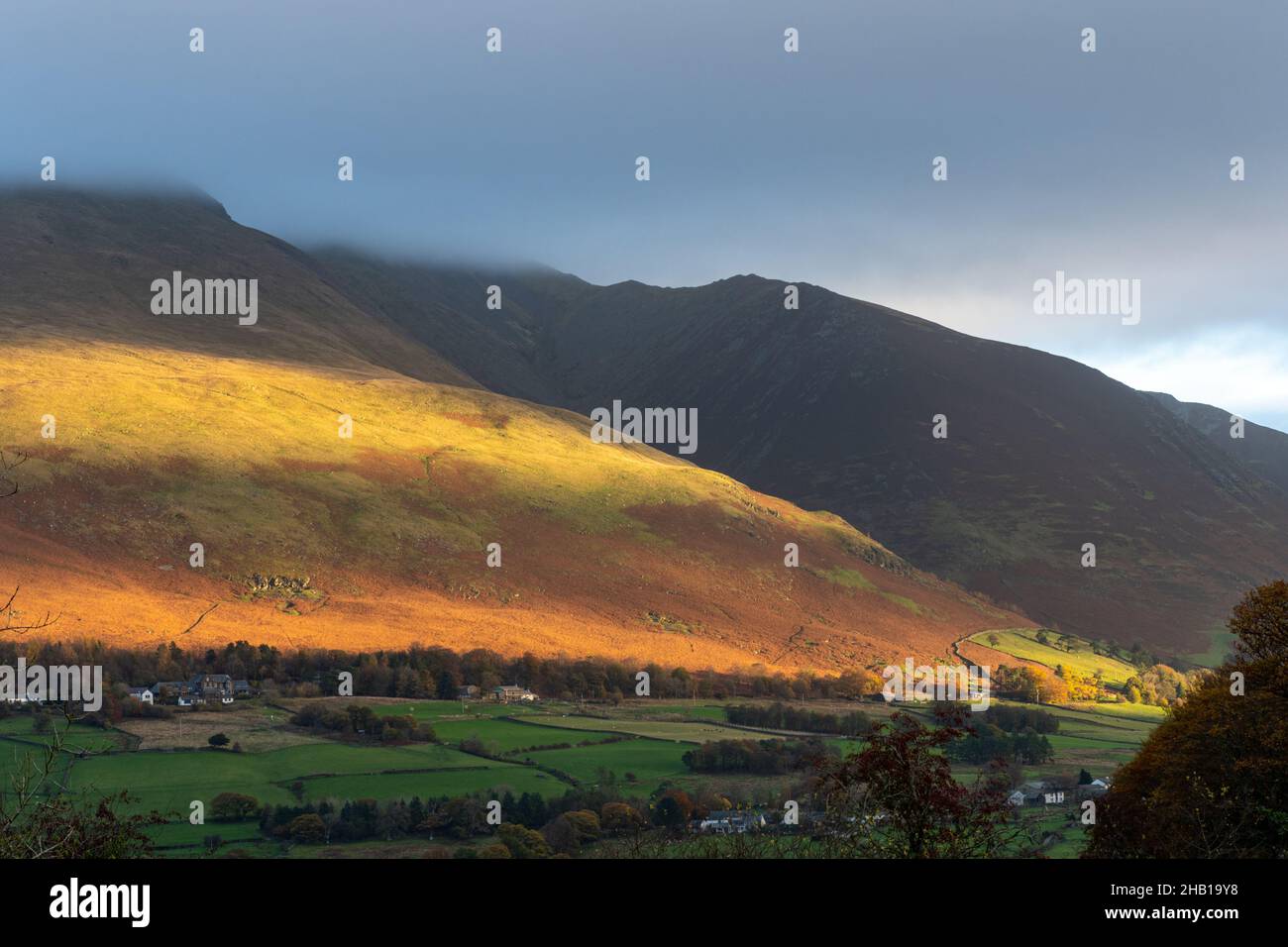 Blencathra, également appelé Saddleback Hill, dans le parc national de Lake District, début de matinée vue d'automne de Castlerigg, Cumbria, Angleterre, Royaume-Uni Banque D'Images