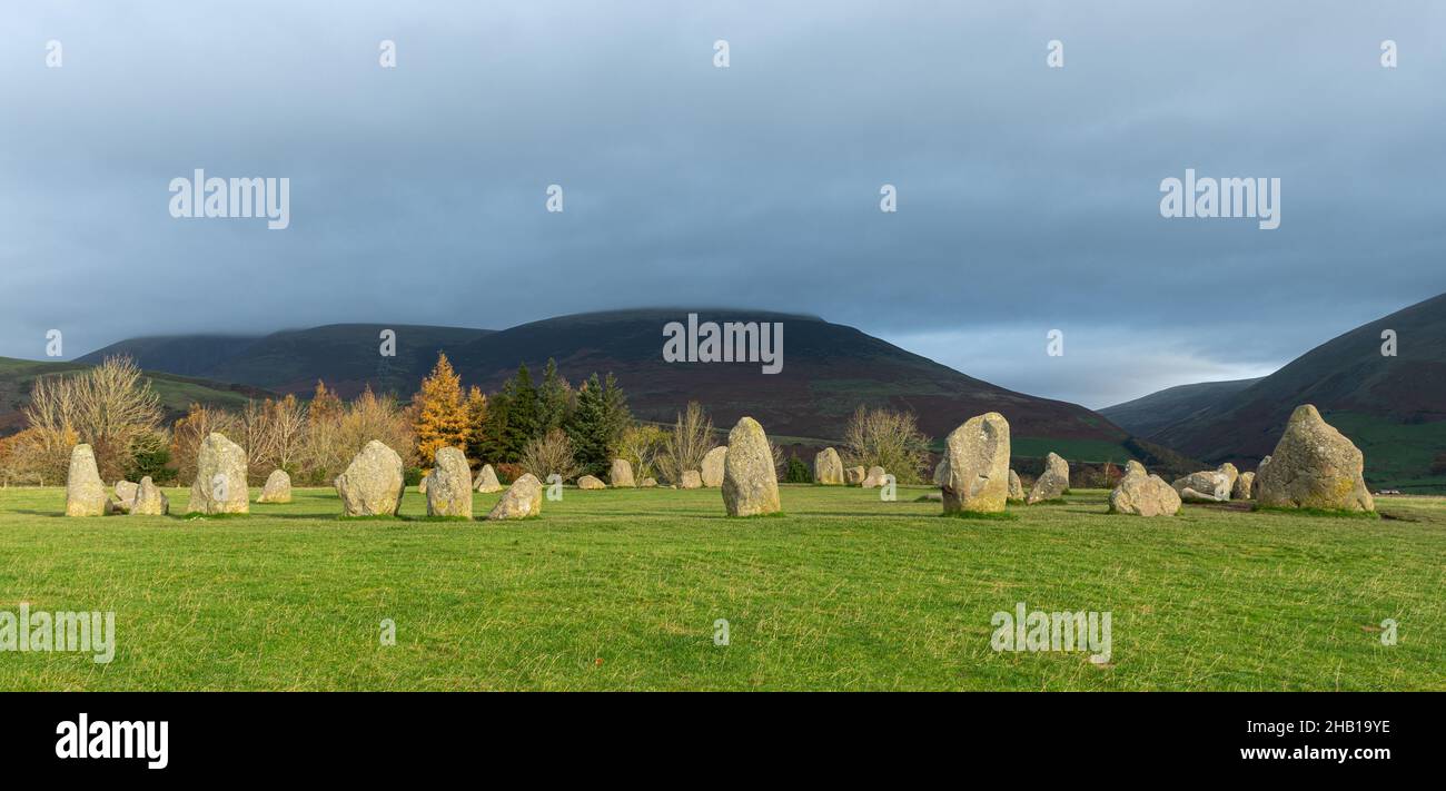 Vue panoramique sur le Castlerigg Stone Circle, un monument historique de Cumbria, pendant l'automne novembre tôt dans la matinée, Angleterre, Royaume-Uni Banque D'Images