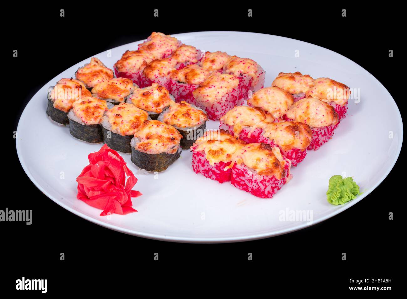 Cuisine japonaise sushi roulés avec crevettes et Conger, avocat, tobiko et fromage. Sushis