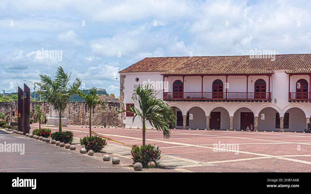 Plaza de la Aduana y el Convento de la Popa en el fondo, Cartagena de Indias, Colombie. Banque D'Images