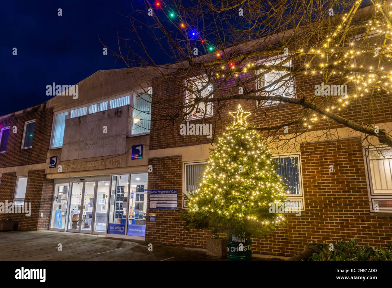 15th décembre 2021.Le centre-ville de Romsey dans le Hampshire, au Royaume-Uni, a été décoré et éclairé avec des lumières de Noël colorées.La photo est le bâtiment de bureau du conseil municipal de Test Valley et l'arbre de Noël. Banque D'Images