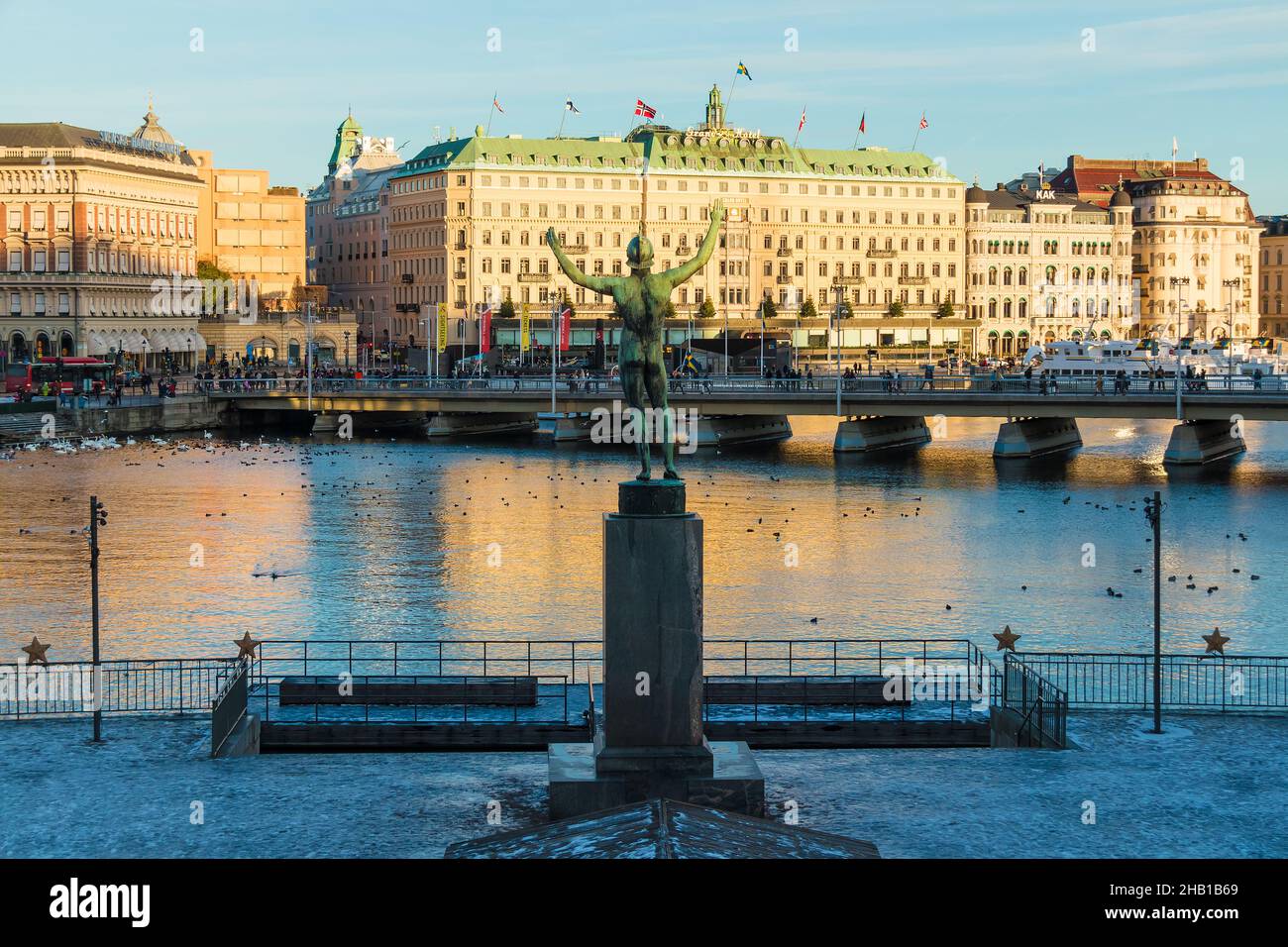 Stockholm, Suède - 26 décembre 2018 : Mémorial de la chanteuse Sun à Esaias Tegner sur le fond du pont Strombron et des bâtiments historiques sur em Banque D'Images