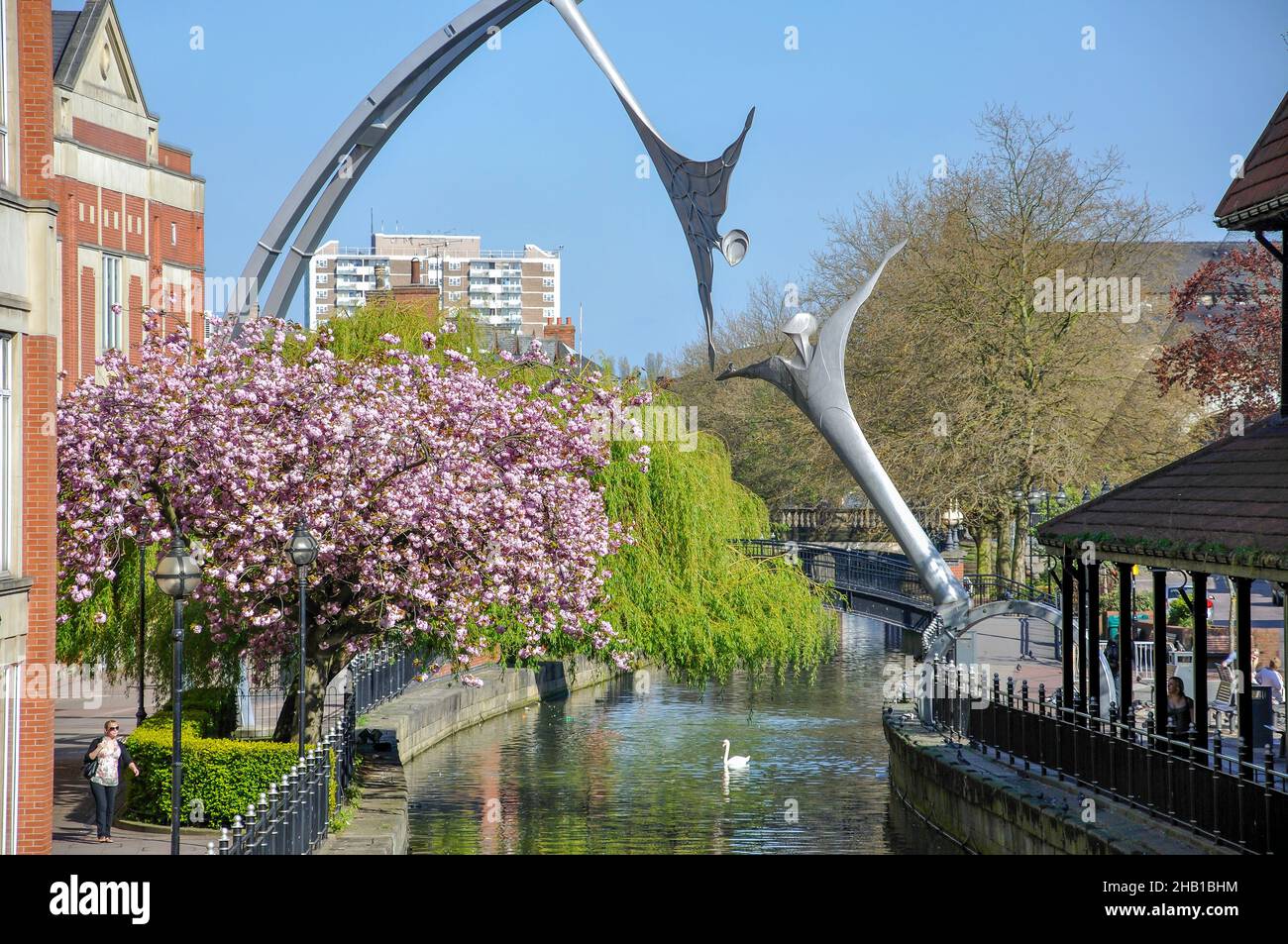 Canal Waterside montrant la sculpture « Empowerment », Lincoln, Lincolnshire, Angleterre, Royaume-Uni Banque D'Images