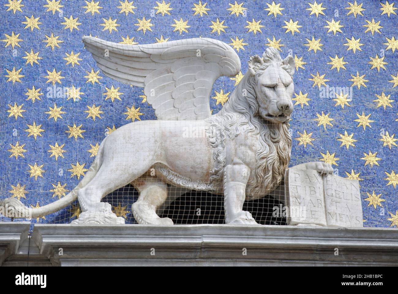 Le Lion de Venise sur le Clocktower de Saint Marc, la place Saint Marc (Piazza San Marco), Venise (Venezia), Vénétie, Italie Banque D'Images