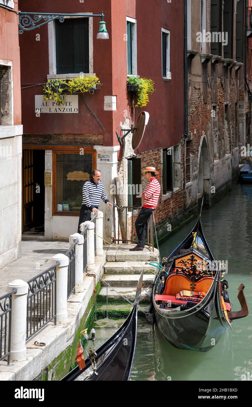 Télécabine sur le canal de l'arrière-rue, Venise (Venise), région de Vénétie, Italie Banque D'Images