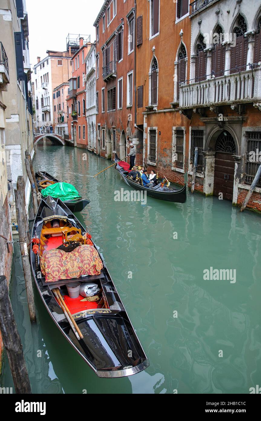 Gondoles sur le canal de l'arrière-rue, Venise (Venise), région de Vénétie, Italie Banque D'Images