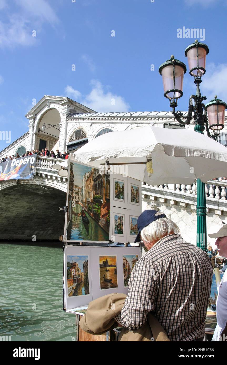 Tableaux d'artistes par le pont du Rialto, Grand Canal, Venise (Venise), Vénétie, Italie Banque D'Images