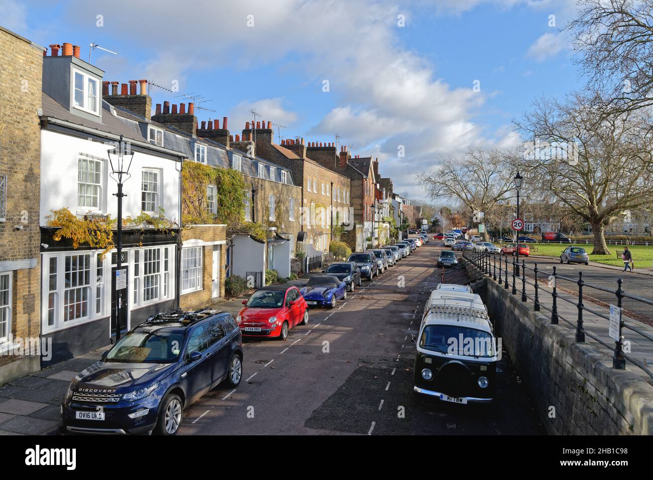 Maisons résidentielles privées exclusives sur Kew Green lors d'un hivers ensoleillé ouest de Londres Angleterre Royaume-Uni Banque D'Images