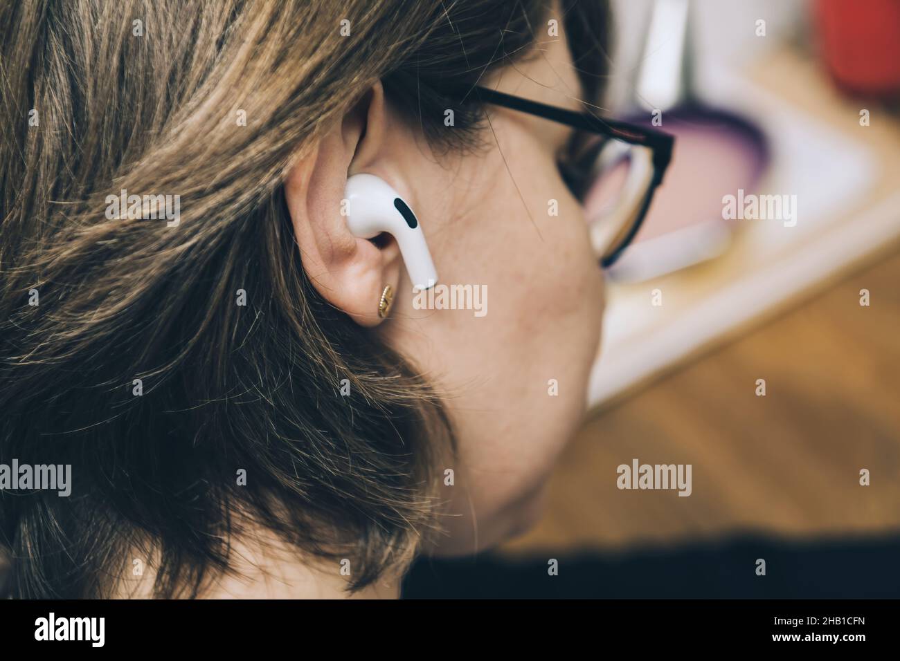 Vue de l'oreille d'une femme avec des cheveux courts écoutant les nouveaux AirPods  Pro sans fil Bluetooth Photo Stock - Alamy