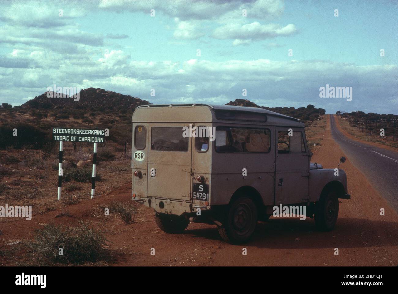 Véhicule d'aventure terrestre de type Landrover au Tropic de Capricorne panneau Steenbokskeerkring, Afrique du Sud 1964 Banque D'Images Véhicule d'aventure terrestre de type Landrover au Tropic de Capricorne panneau Steenbokskeerkring, Afrique du Sud 1964 Banque D'Images
