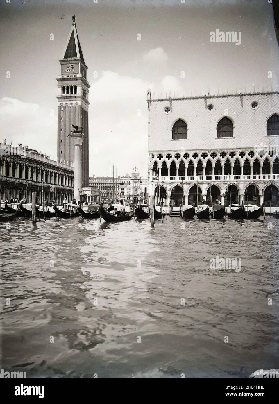 Venise, vue sur le Palais des Doges et la basilique Saint-Marc, gondoles au quai Banque D'Images