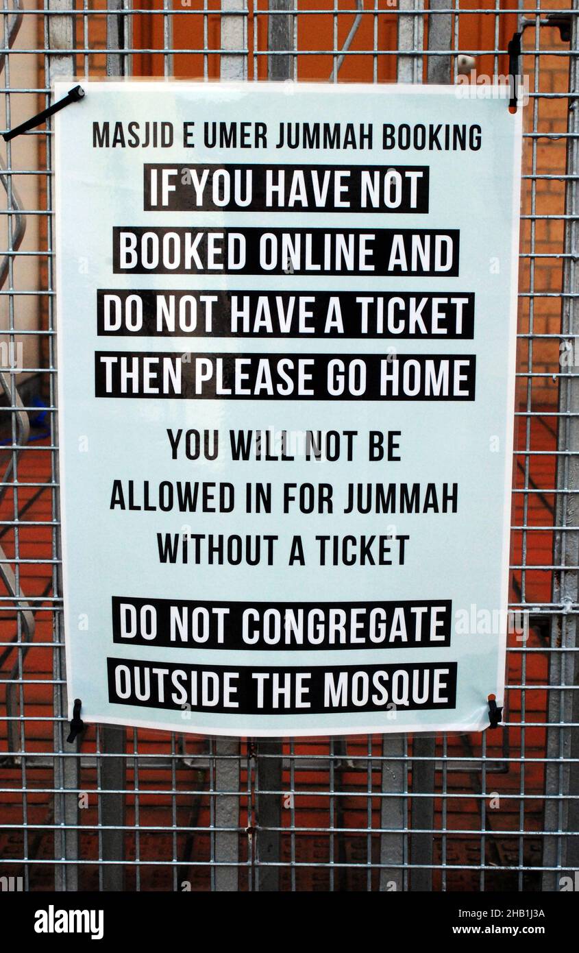 Signez devant la mosquée de Londres pour dire aux fidèles qu'ils ne seront pas admis pour les prières du vendredi (Jummah) sans un billet Covid-19 coronavirus rules. Banque D'Images