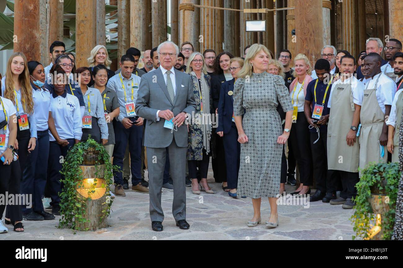 EXPO 2020 DUBAI 16 décembre 2021, Roi de Suède Carl XVI Gustaf avec le personnel de Suède Pavilion Expo Road, Dubai South Jebel Ali, Dubai, Émirats Arabes Unis, Phil Duncan/every second Media/Alay Live News Banque D'Images