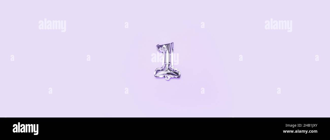 Un.Ballon en aluminium numéro 1 isolé sur fond violet.Fête, anniversaire, anniversaire et mariage. Banque D'Images