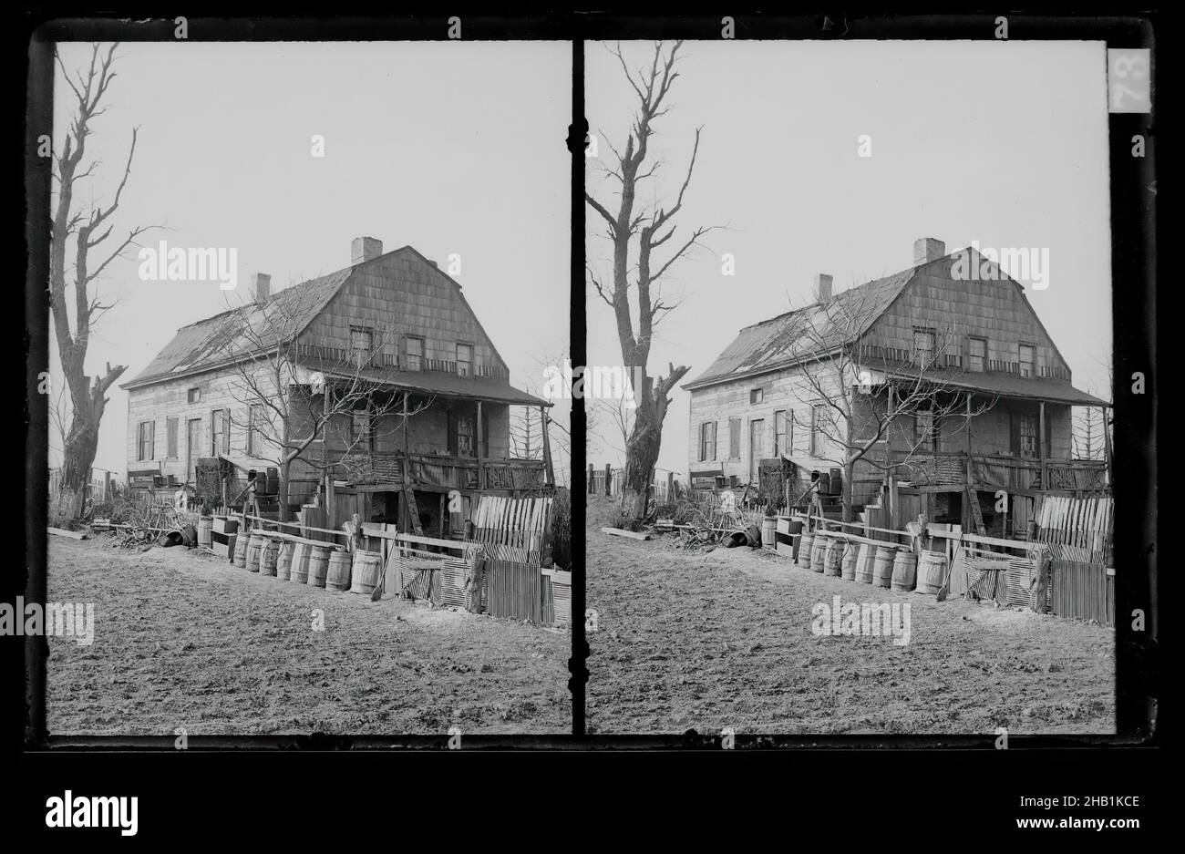 Dutch House Looking West, au pied de 61 Street Bay Ridge, Brooklyn, on Tombstone in Yard 'à la mémoire de Richard Barton, Jr. Qui a été noyé 10 octobre 1834, 16 ans et 4 mois', Daniel Berry Austin, américain, né en 1863, actif 1899-1909,Négatif plaque sèche en verre d'argent gélatine, env.1899-1909 Banque D'Images