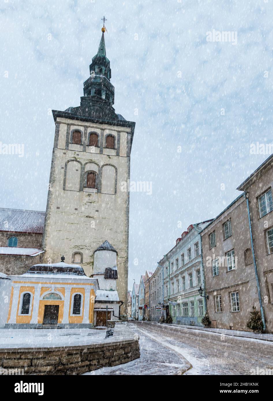 Vue à angle bas de l'église Saint-Nicolas et de la rue Ruutli en hiver enneigé, dans la vieille ville de Tallinn, Estonie Banque D'Images