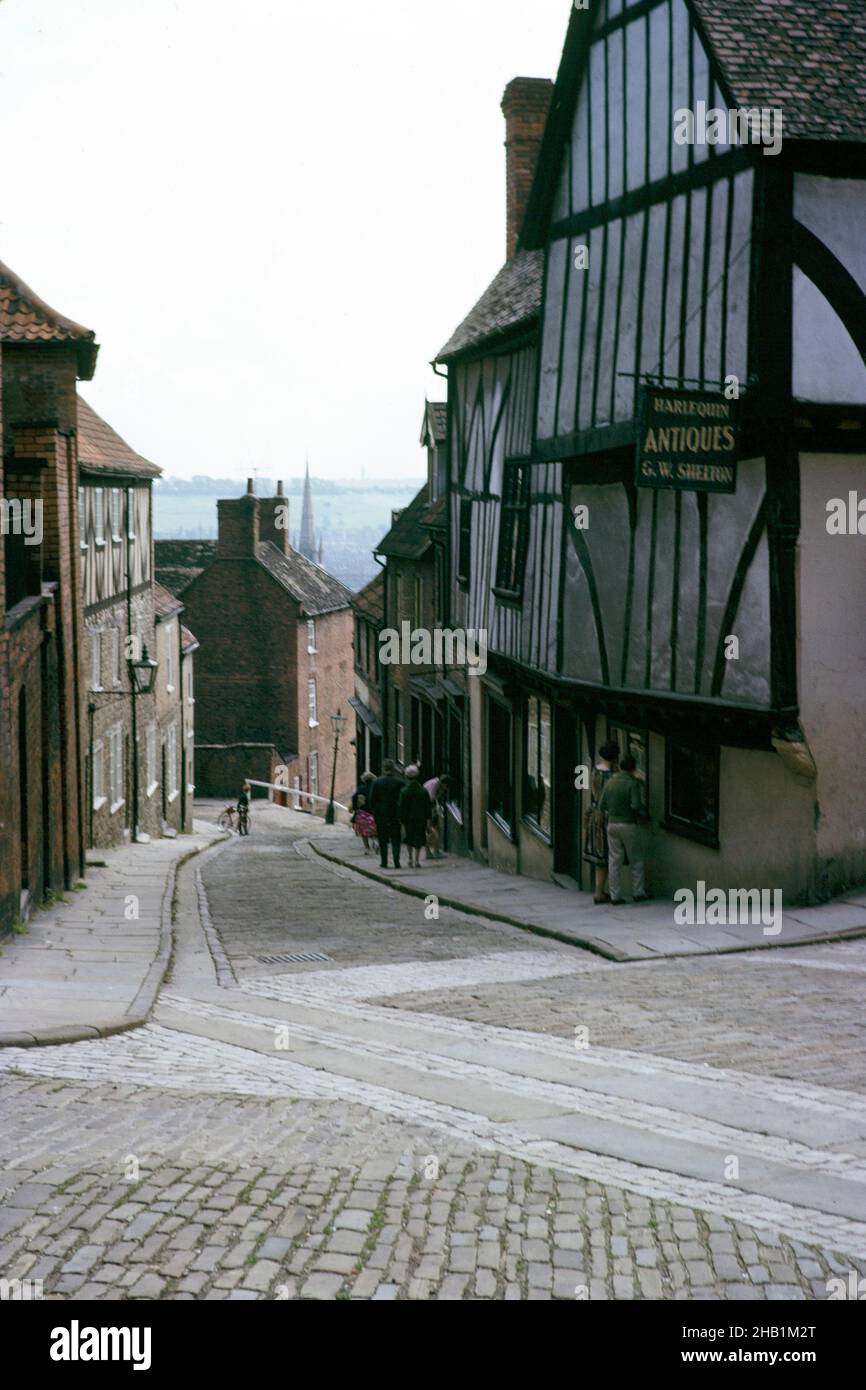 Magasin d'antiquités et gens au sommet de Steep Hill, Lincoln, Lincolnshire, Angleterre 1963 Banque D'Images