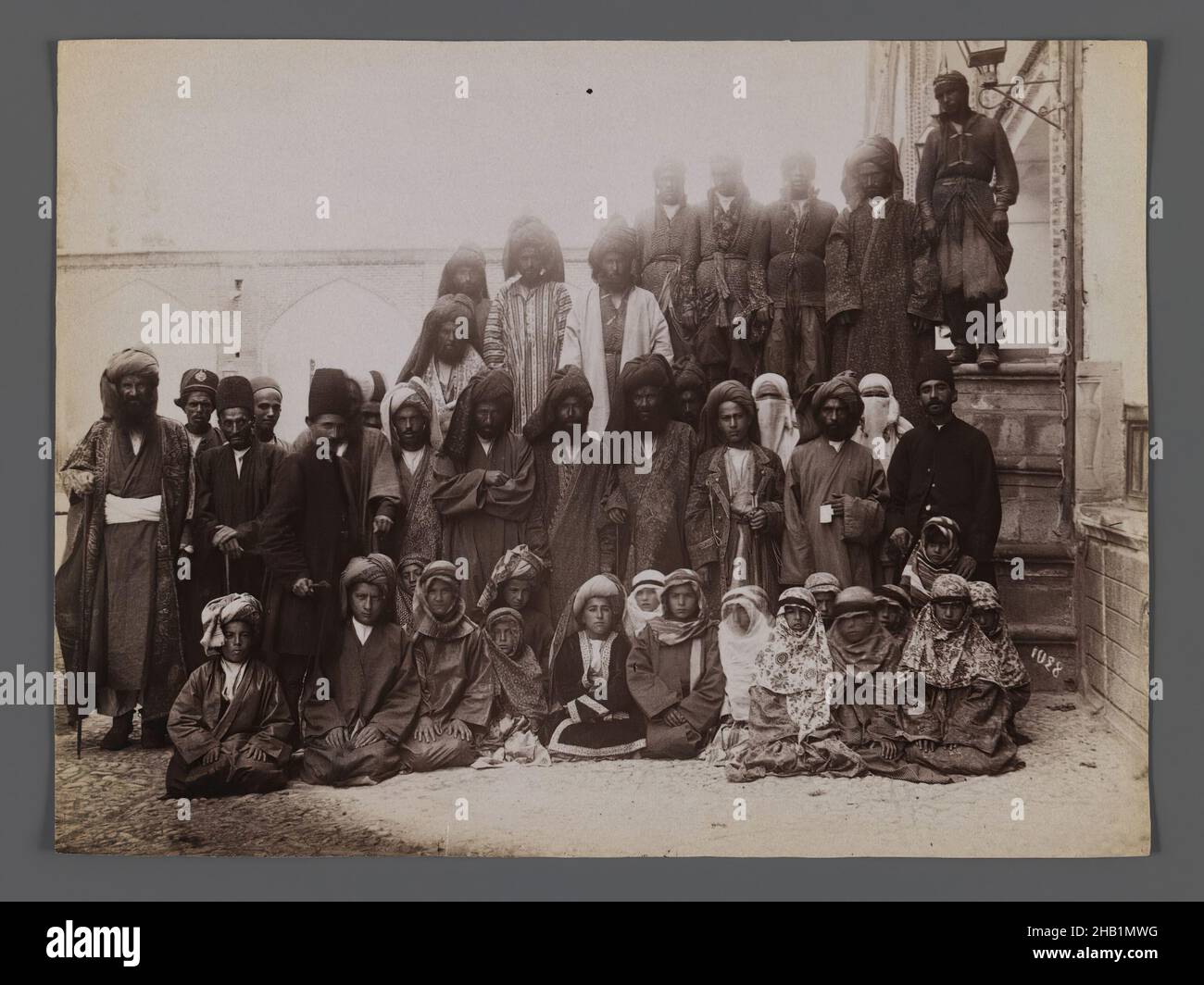 Acteurs d'un jeu de passion, une des 274 photographies d'époque, photographie d'argent d'albumine, fin 19th-début 20th siècle, Qentra, période de Qentra, 6 1/8 x 8 1/4 po, 15,6 x 21 cm, 19th siècle, garçons, groupe, Iran,Moyen-Orient, persan, photographie, portrait, turban Banque D'Images