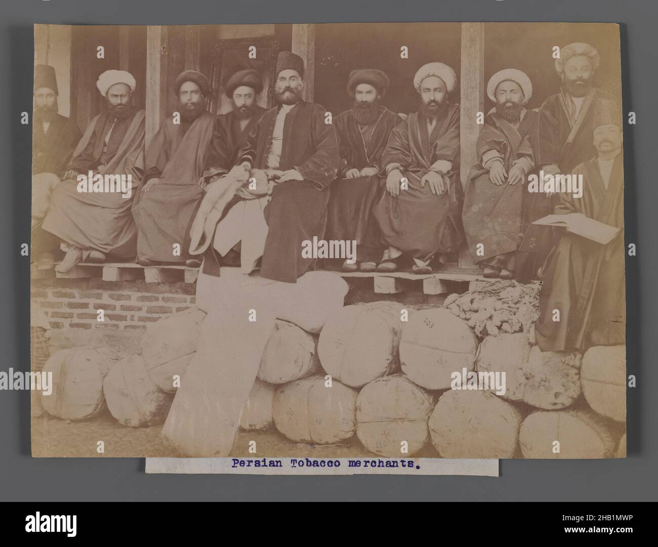 Perse Tobacco Merchants, l'une des 274 photographies anciennes, photographie argentée d'albumine, fin 19th-début 20th siècle, Qentra, période Qentra, 6 1/16 x 8 3/16 po, 15,4 x 20,8 cm Banque D'Images