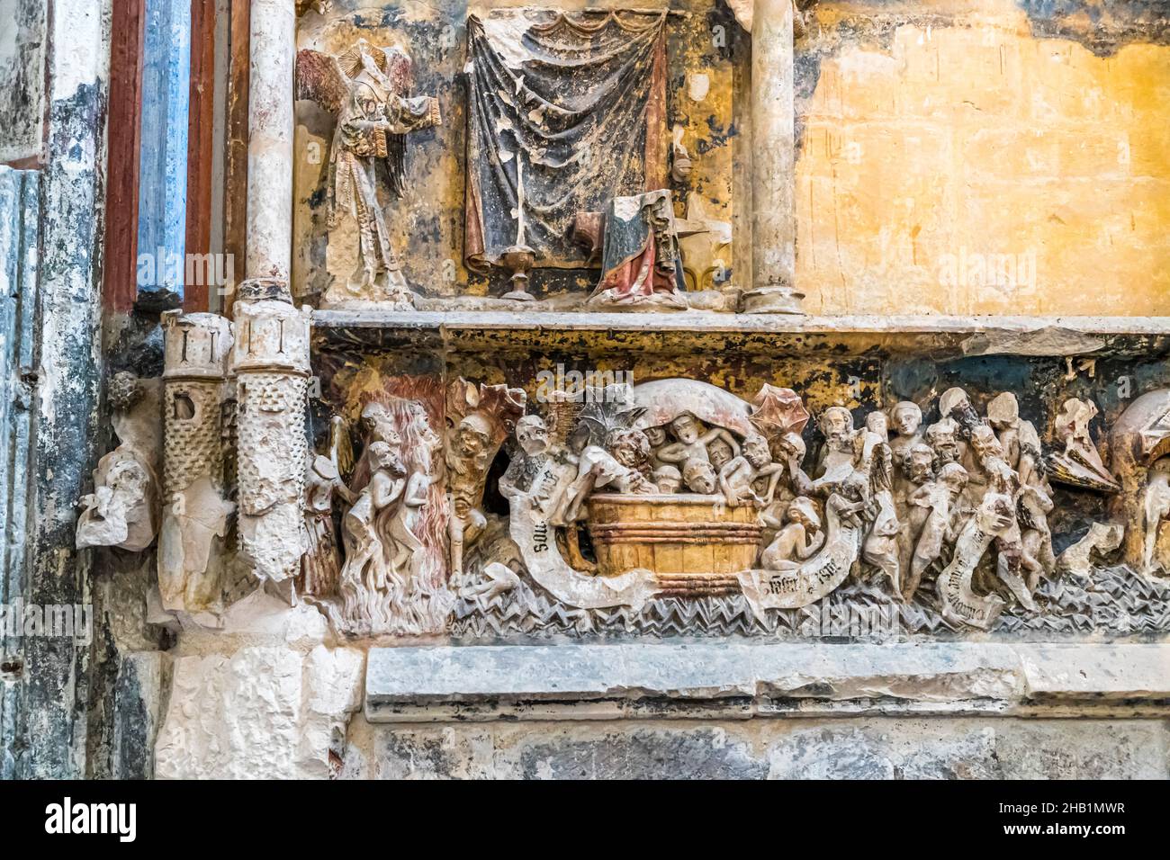 Cathédrale Saint-Just et Saint-Pasteur à Narbonne, France.La cathédrale avec transept et chœur de 40m haut et tapisseries a été construite de 1272 à 1340, mais n'a jamais été achevée.Représentation de l'Exode des Israélites d'Égypte derrière l'autel Banque D'Images