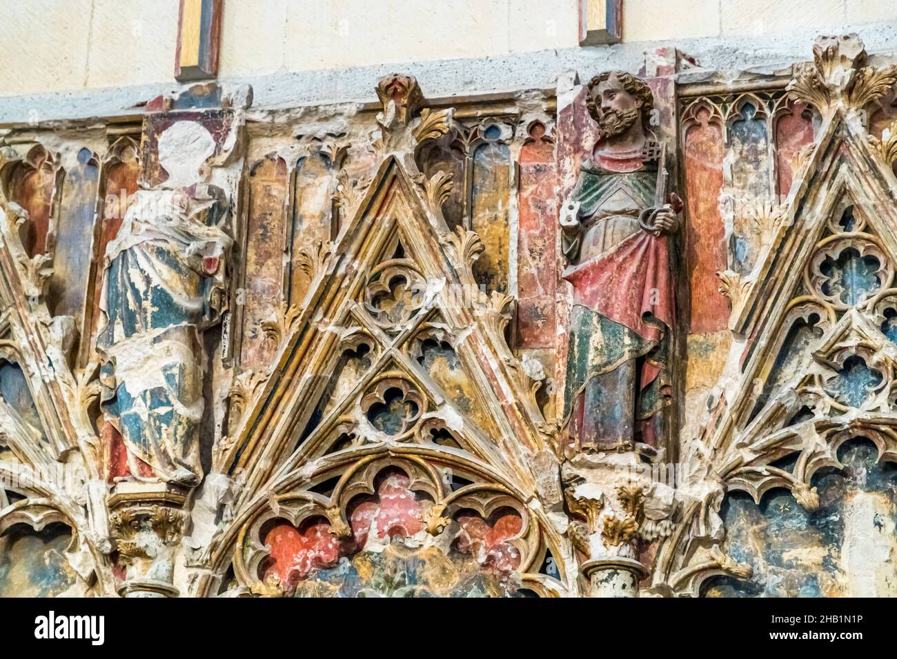 Cathédrale Saint-Just et Saint-Pasteur à Narbonne, France.La cathédrale avec transept et chœur de 40m haut et tapisseries a été construite de 1272 à 1340, mais n'a jamais été achevée.L'apôtre Pierre est représenté avec une clé Banque D'Images