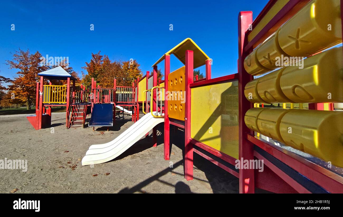 Terrain de jeu avec toboggan au parc public en automne Banque D'Images