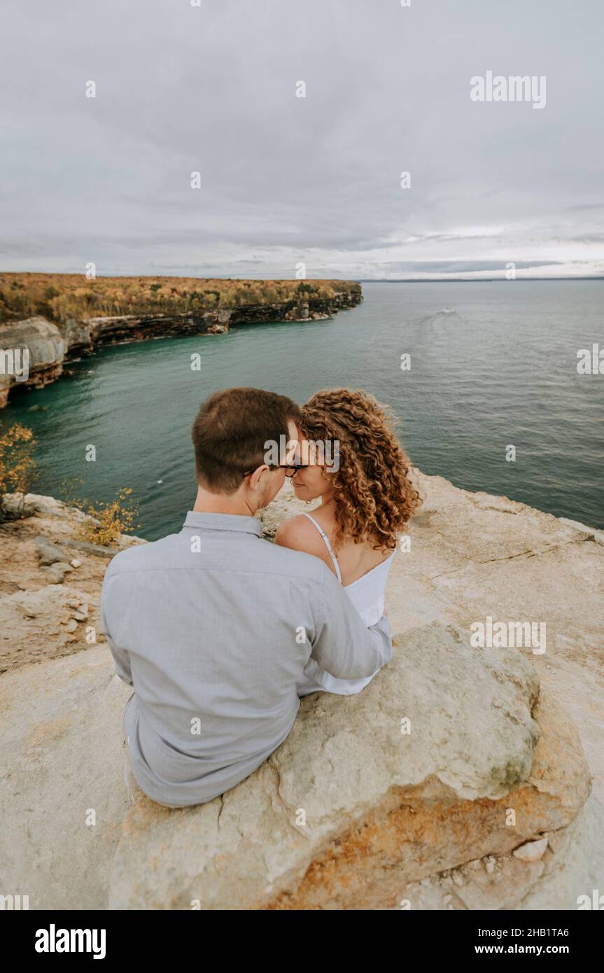 Couple de snuggles sur les falaises de Pictured Rocks Lakeshore, Michigan Banque D'Images