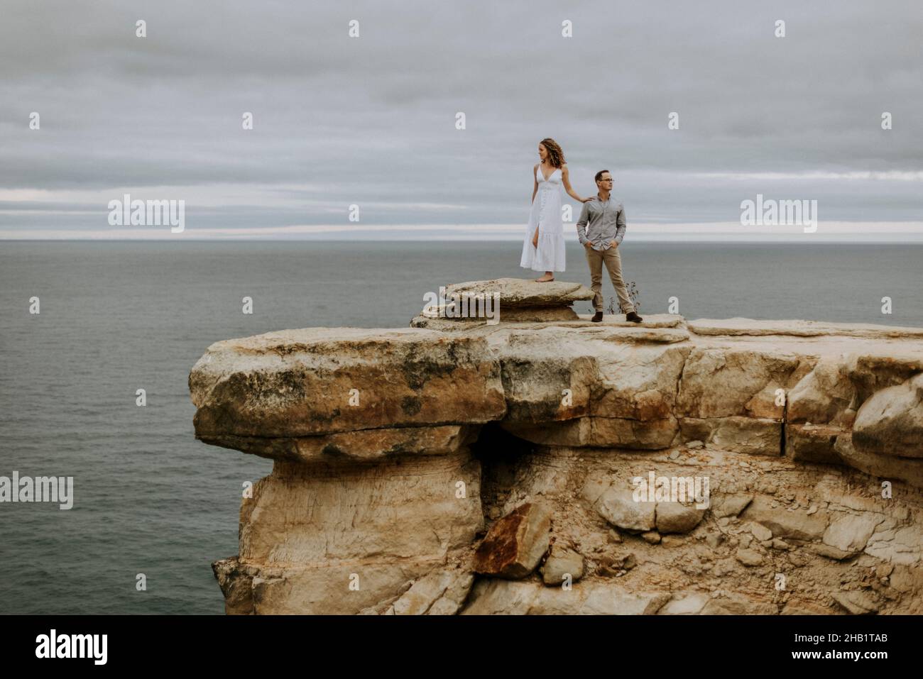Homme et femme se tiennent sur le bord de la falaise, Pictured Rocks, Michigan Banque D'Images
