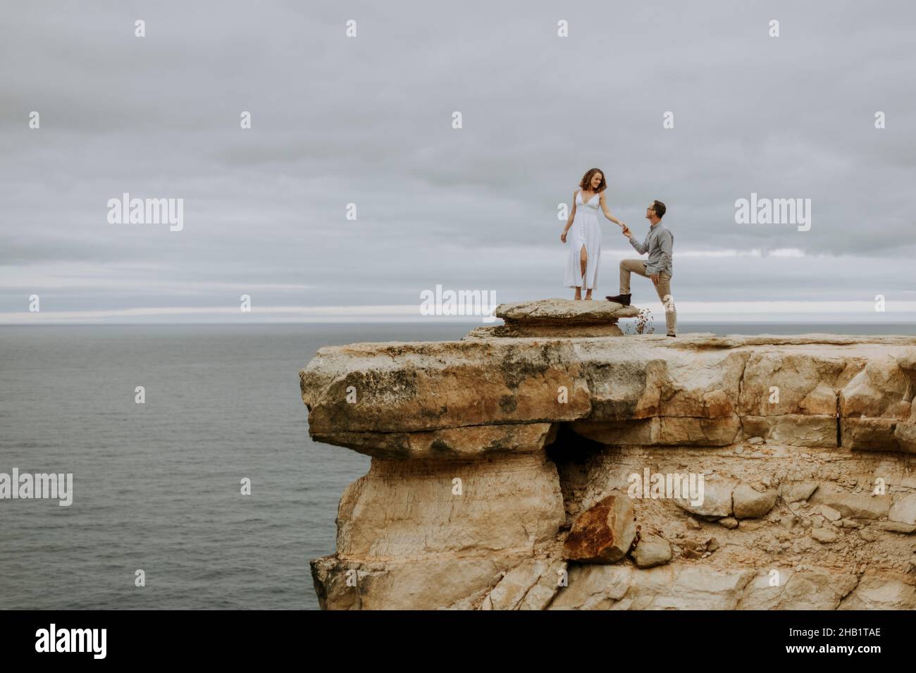 L'homme propose le mariage à la femme sur la falaise, Pictured Rocks, Michigan Banque D'Images