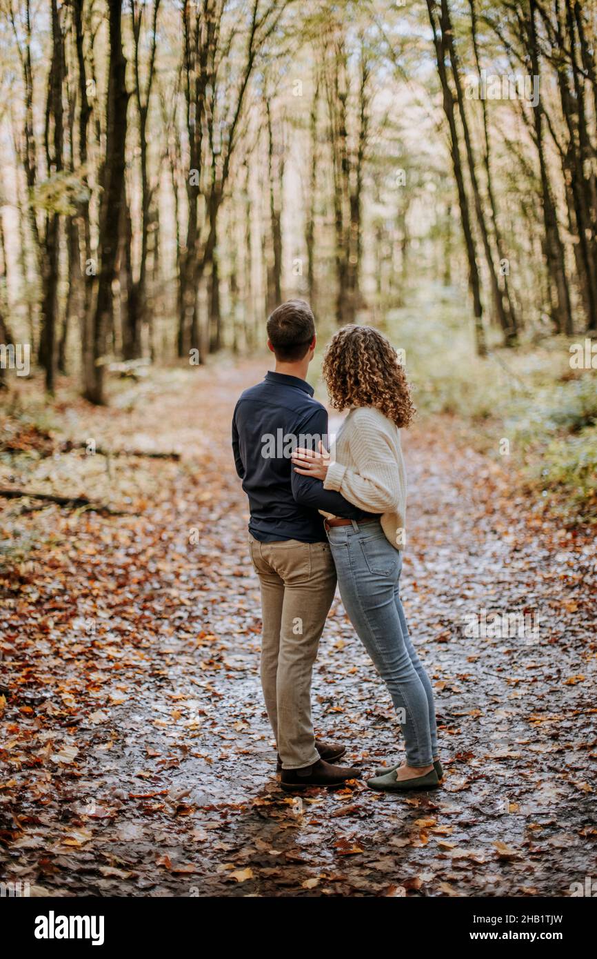 Couple se tenant l'un l'autre sur la forêt de chemin de bois, Michigan Banque D'Images