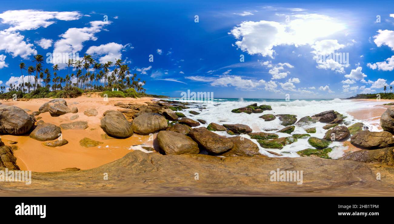 Plage sauvage avec rochers et vagues.Sri Lanka.Plage de Rekawa.panorama 360. Banque D'Images