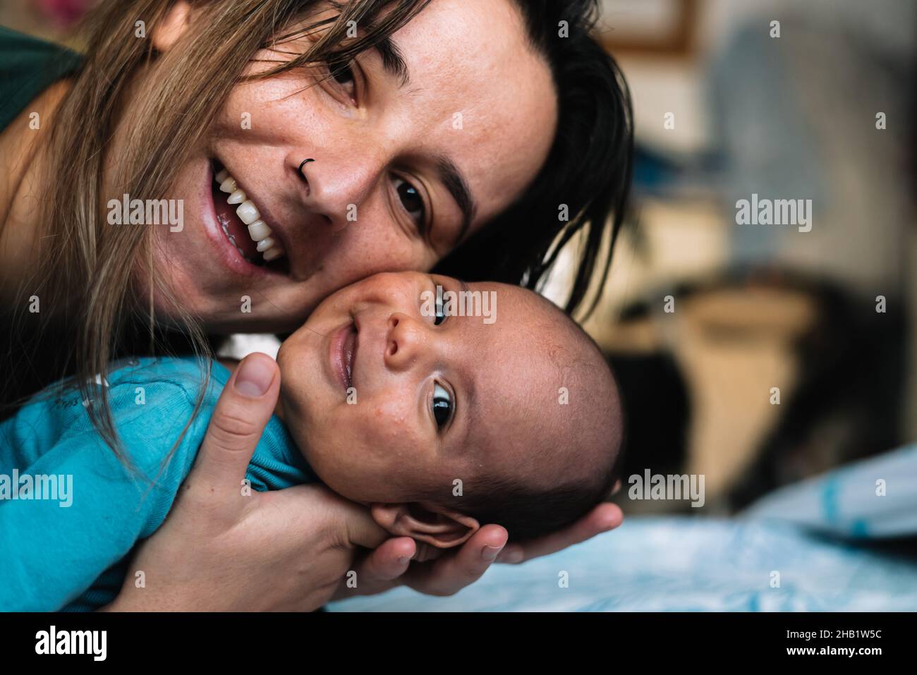 Portrait d'une jeune femme souriant avec son bébé. Banque D'Images