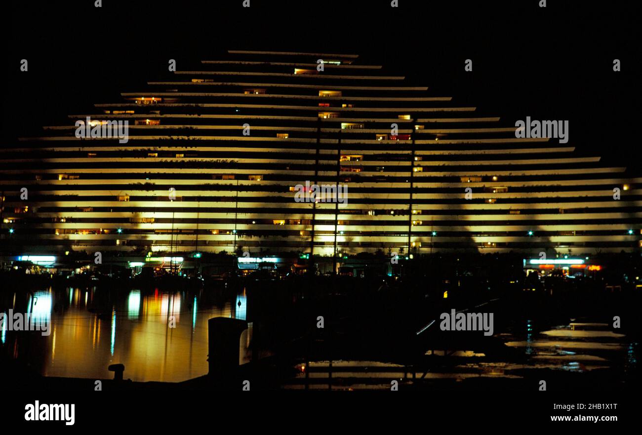 marina-baie-des-anges-nuit-banque-de-photographies-et-d-images-haute