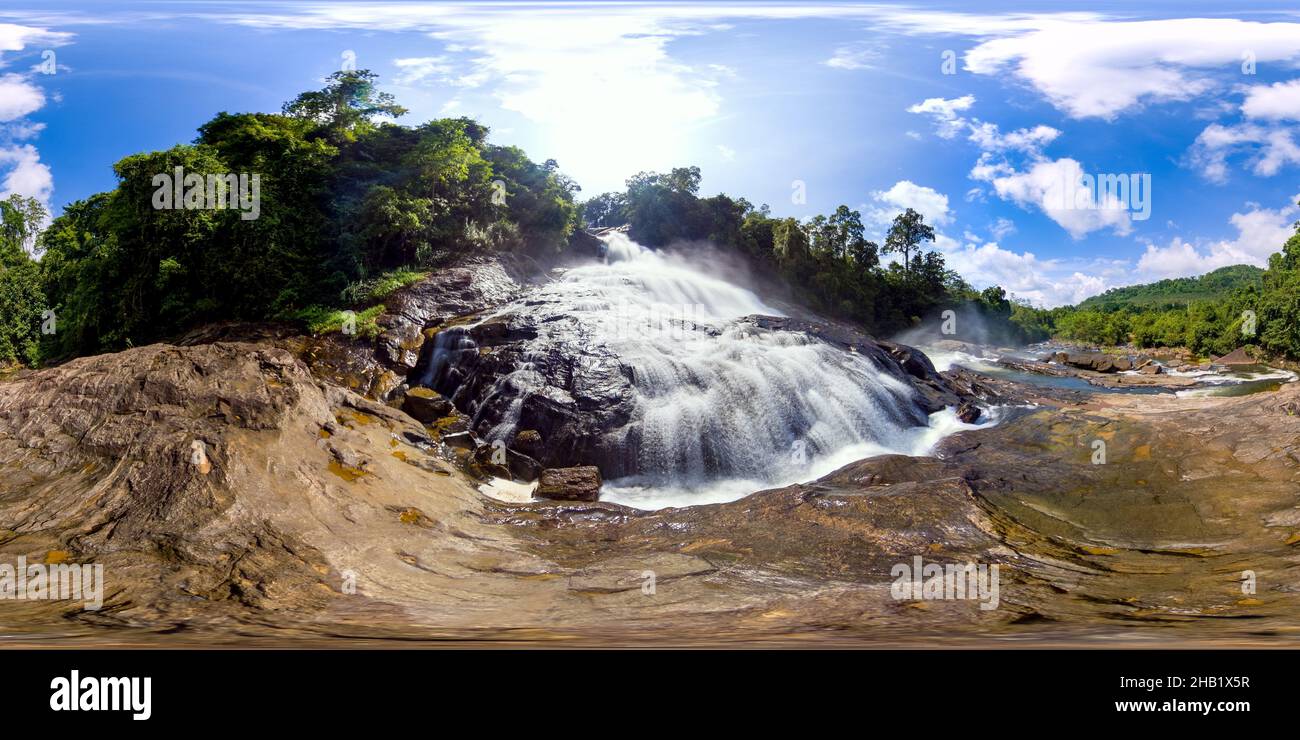 Cascade dans la jungle tropicale de montagne.Chutes de Bopath dans la forêt tropicale.Sri Lanka.360VR. Banque D'Images