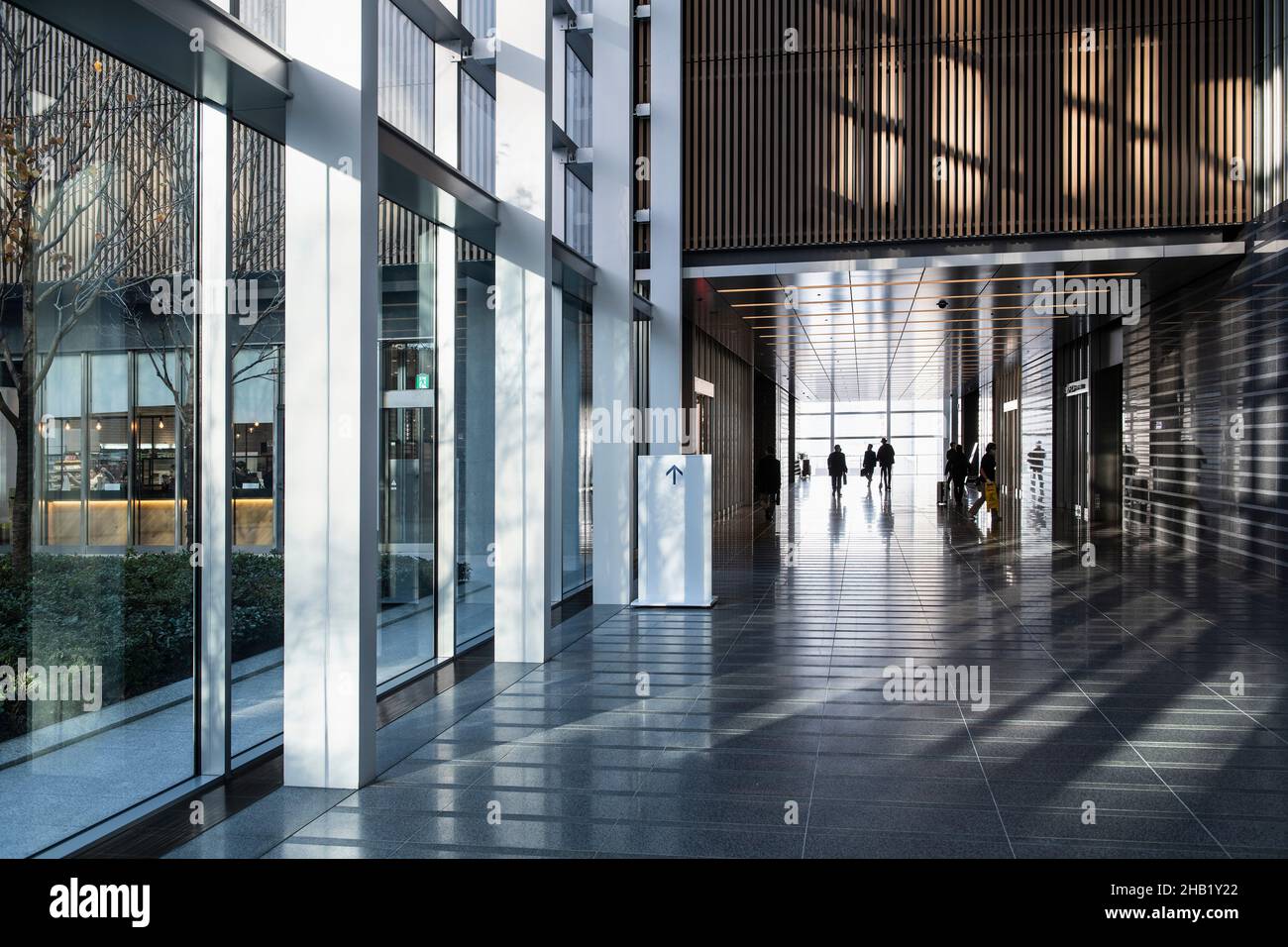 Couloir vide dans un immeuble de bureaux moderne à Tokyo Banque D'Images