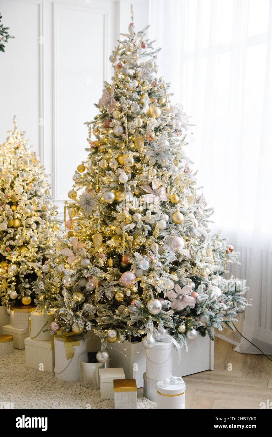 Sapin de noël blanc avec cadeaux Banque D'Images