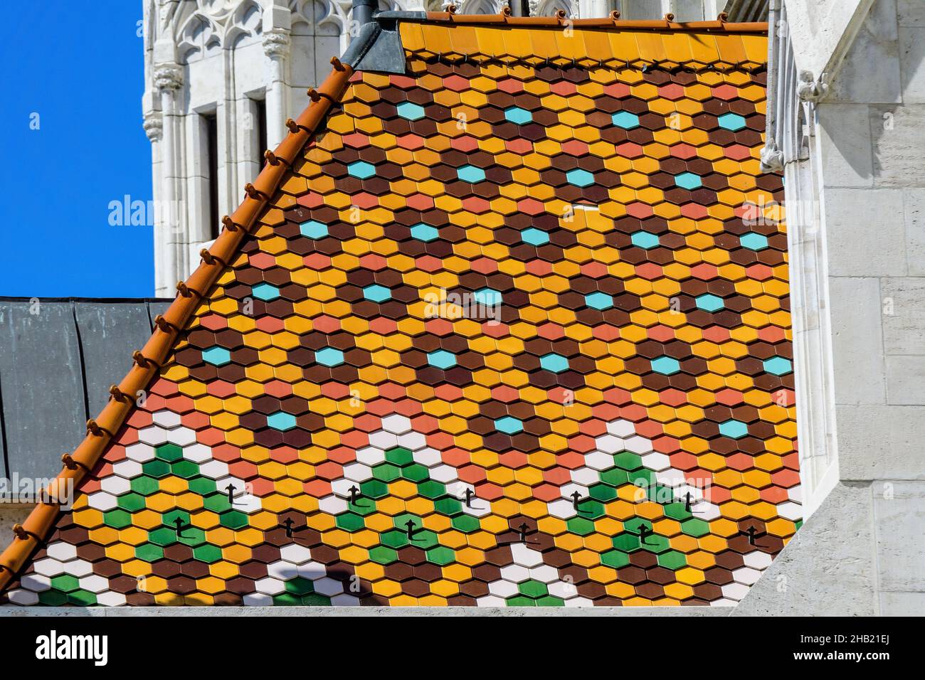 Détails de l'église Matthias (Mátyás Templom) qui est une église catholique romaine située à Budapest, Hongrie, en face du bastion des pêcheurs à t Banque D'Images