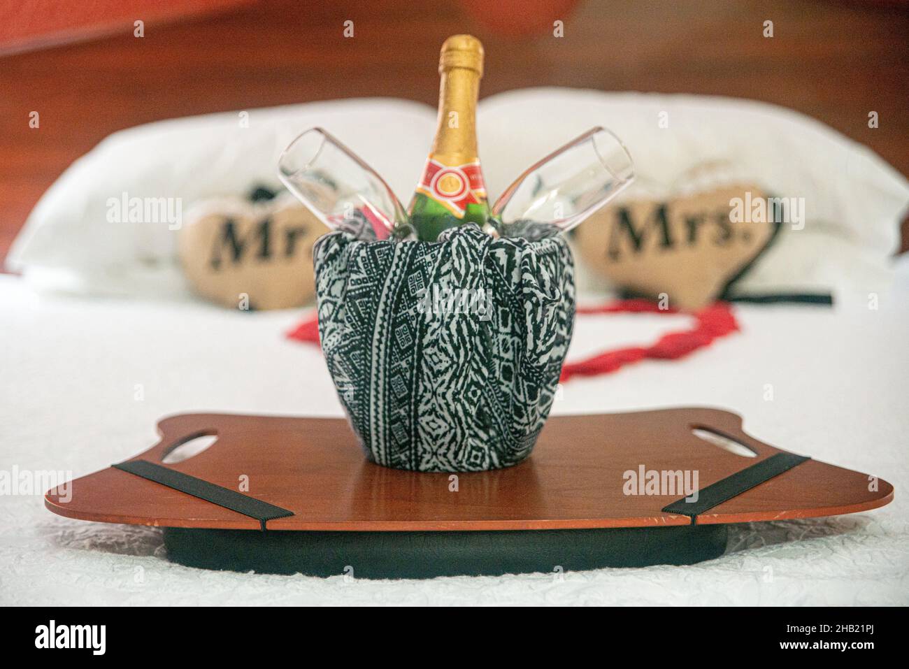 Champagne et verres à champagne au lit lors de la soirée de mariage romantic Banque D'Images