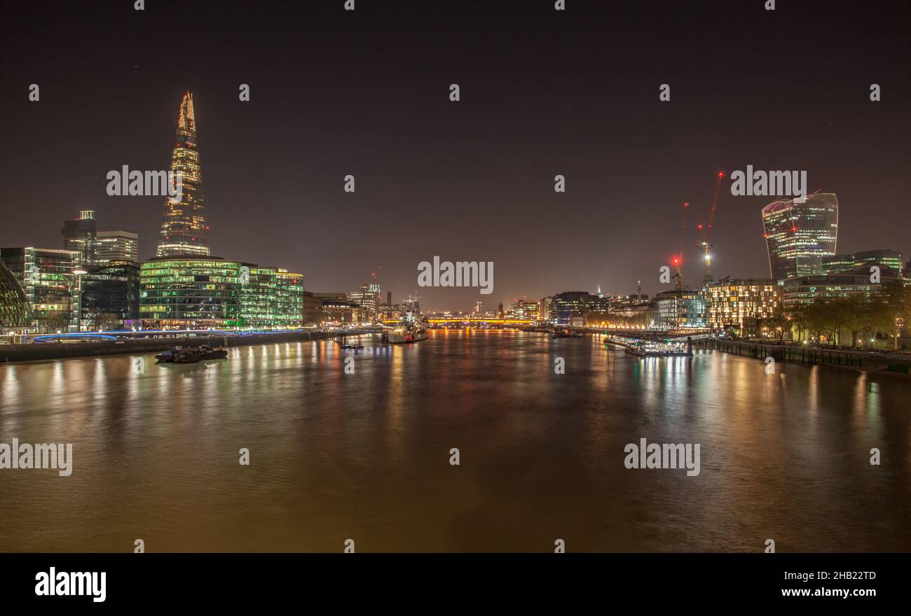 Vue depuis le Tower Bridge.la vue de nuit de Shard, un gratte-ciel de 95 étages à Southwark, Londres.c'est la tour pyramidale revêtue de verre avec 72 habitables Banque D'Images