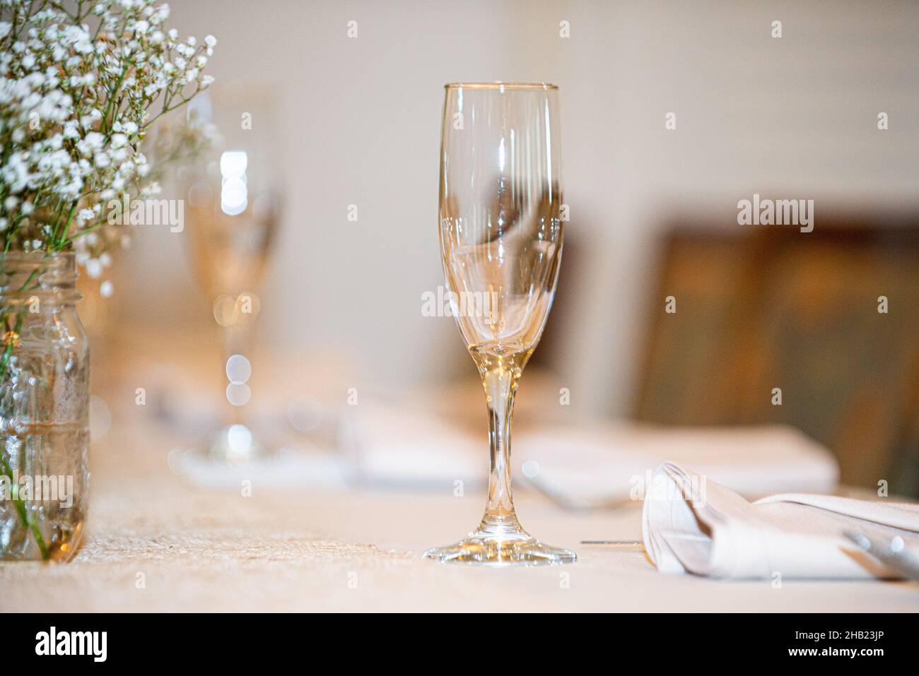 Des verres remplis de champagne sont alignés et prêts à servir à la table de réception de mariage Banque D'Images