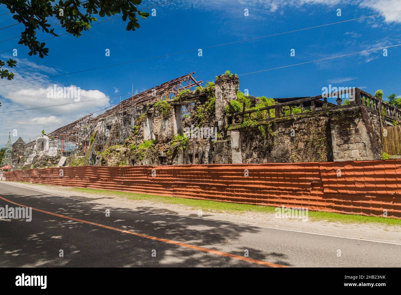 Parroquia de San Pedro Apostol dans le village de Loboc endommagé par un tremblement de terre, île de Bohol, Philippines. Banque D'Images