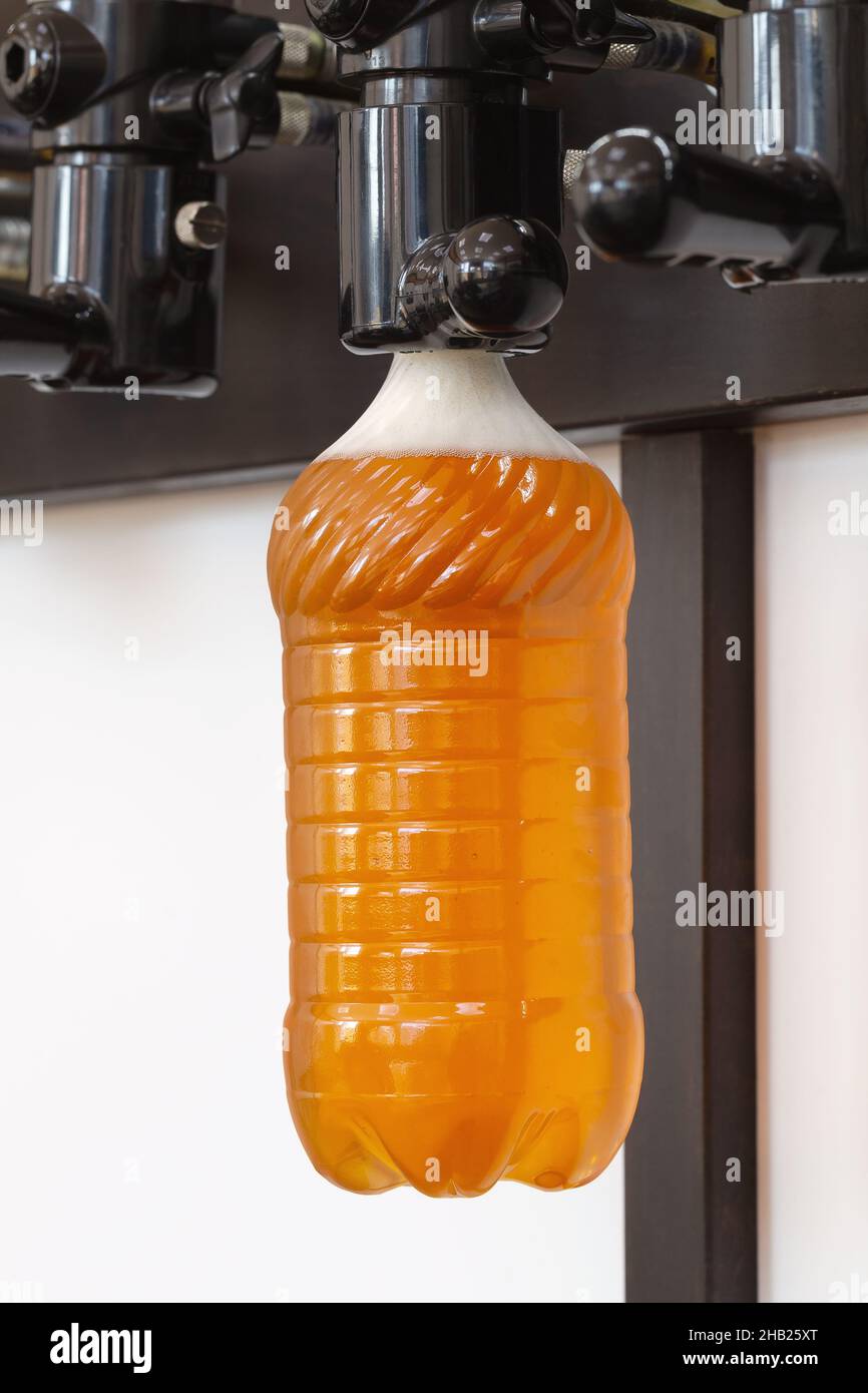 Nouveaux robinets à bière modernes avec bouteilles en plastique sur le comptoir du bar au pub Banque D'Images