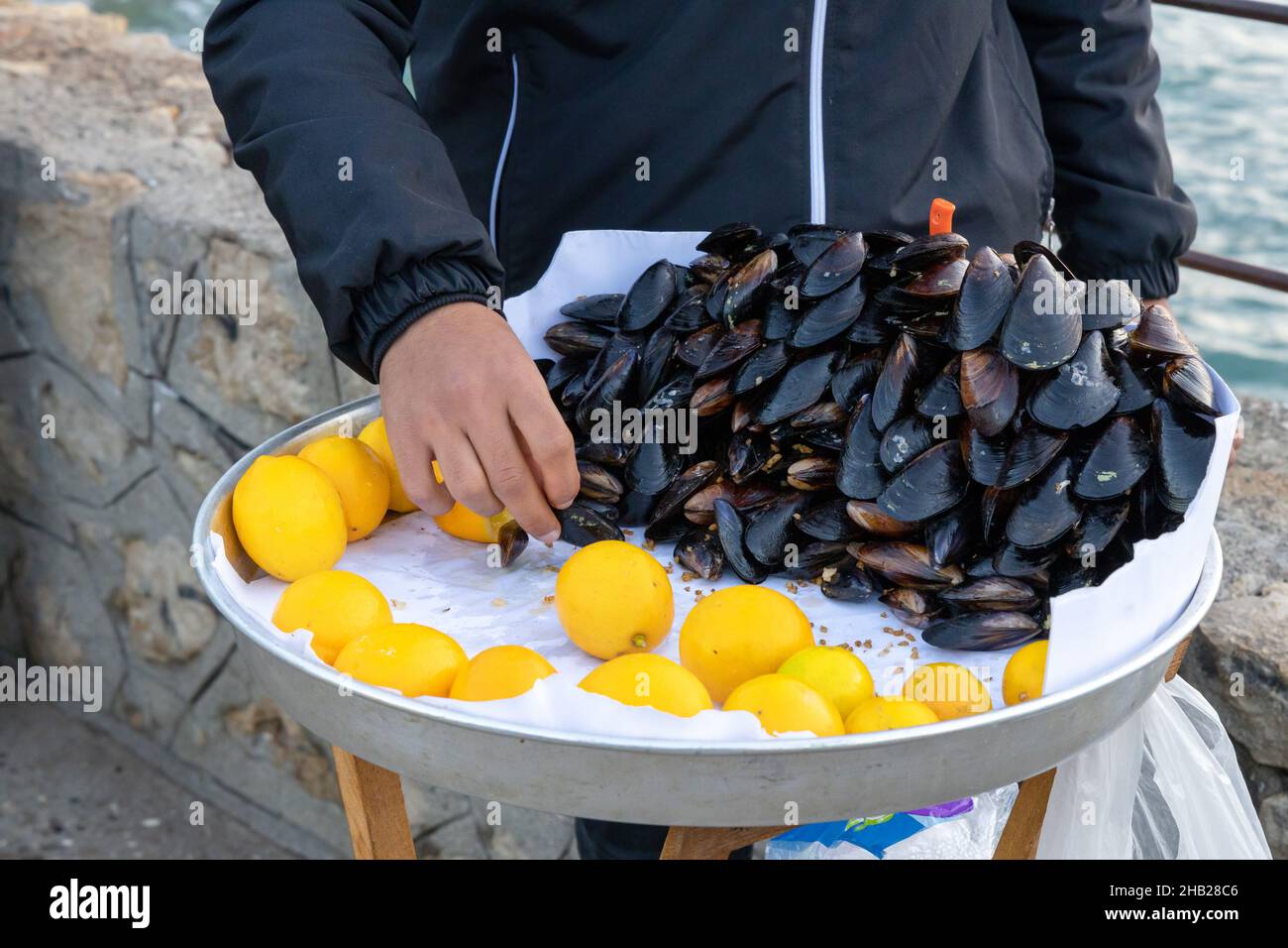 Moules farcies de style turc appelées sur le banc pour la vente avec un morceau de citron, CAN stock photo Midye dolma, moules farcies nourriture de mer turque. Banque D'Images