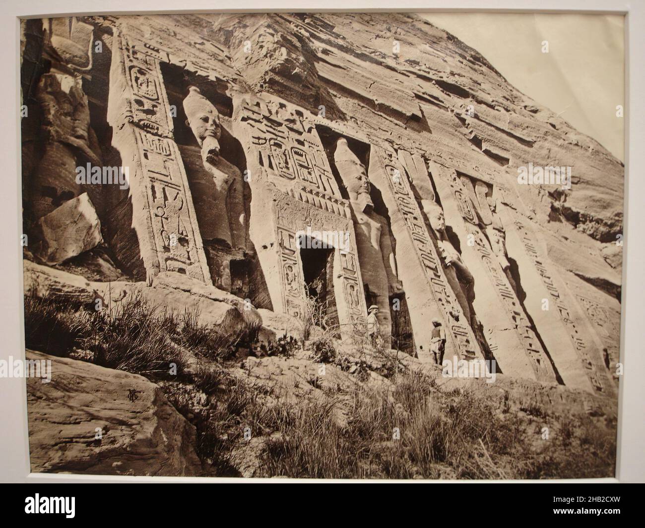 Temple de Nefertari à Abu Simbel, Frank Mason Good, anglais, 1839-1911, photographie d'argent d'albumine,Du milieu à la fin du 19th siècle, image/feuille: 7 3/4 x 10 1/4 po., 19,7 x 26 cm, 19th siècle, 19th Dynasty, albumine Photographie argentée, Architecture,Noir et blanc, Colossi, Egypte, Frank Mason Good, hiéroglyphes,Lac Nasser, Nouveau Royaume, Reine Nefertari, Ramsès II, en recul de Pylon,Rock Cut, Royal, Sculpture, Temple à Abu Simbel, Temple de Hathor et Nefertari Banque D'Images