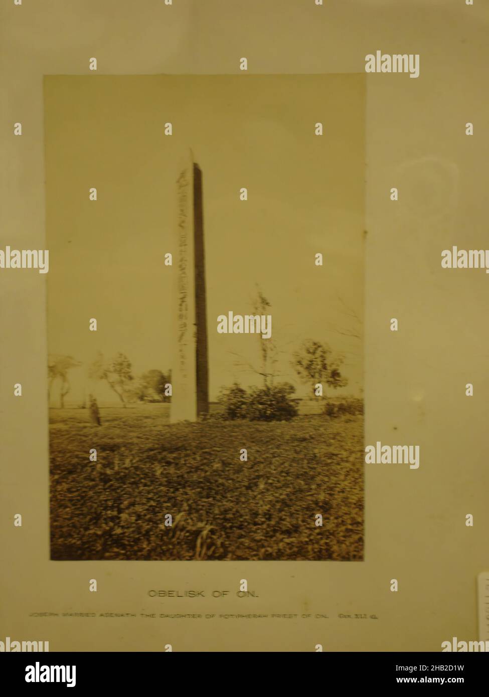 Obélisque d'ON, Frank Mason Good, anglais, 1839-1911, photographie en argent,19th Century, image/feuille: 6 1/8 x 3 15/16 po, 15,5 x 10 cm, 12th Dynasty, 19th Century, Al Masalla, albumine Silver Photograph,Noir et blanc, Égypte, Frank Mason Good, Heliopolis, hiéroglyphes,Iunu, Royaume du milieu, Obélisque, Senwosret I, Sesostris I,Dieu Soleil, Temple de Re-Atum Banque D'Images